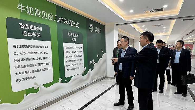 民生银行兰州分行一行到庄园牧场走访调研