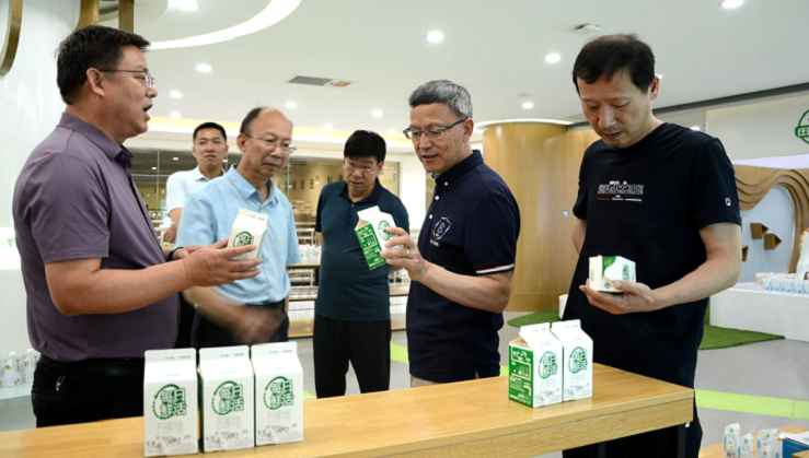 农垦集团外部董事到庄园牧场调研奶产业链发展